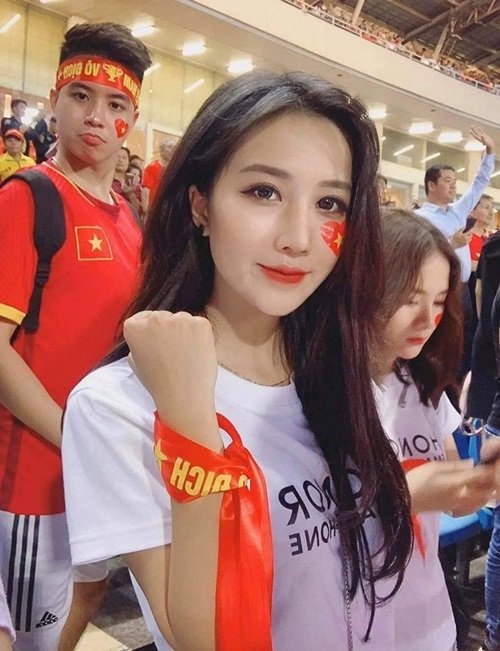 สะกดคนทั้งสนาม !! สาว ๆ กองเชียร์ทีมชาติเวียดนาม ในศึกฟุตบอลโลก 2022 รอบคัดเลือก 5