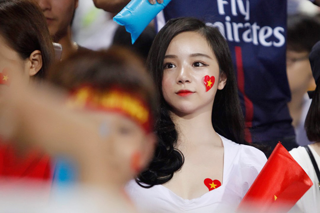 สะกดคนทั้งสนาม !! สาว ๆ กองเชียร์ทีมชาติเวียดนาม ในศึกฟุตบอลโลก 2022 รอบคัดเลือก 2