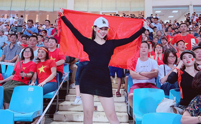 สะกดคนทั้งสนาม !! สาว ๆ กองเชียร์ทีมชาติเวียดนาม ในศึกฟุตบอลโลก 2022 รอบคัดเลือก 3