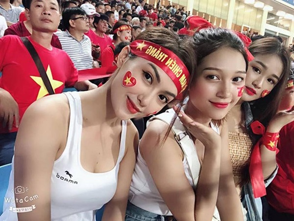 สะกดคนทั้งสนาม !! สาว ๆ กองเชียร์ทีมชาติเวียดนาม ในศึกฟุตบอลโลก 2022 รอบคัดเลือก 4