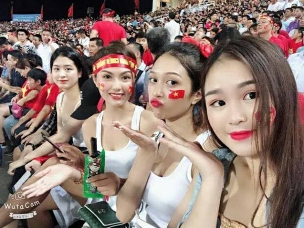 สะกดคนทั้งสนาม !! สาว ๆ กองเชียร์ทีมชาติเวียดนาม ในศึกฟุตบอลโลก 2022 รอบคัดเลือก 8
