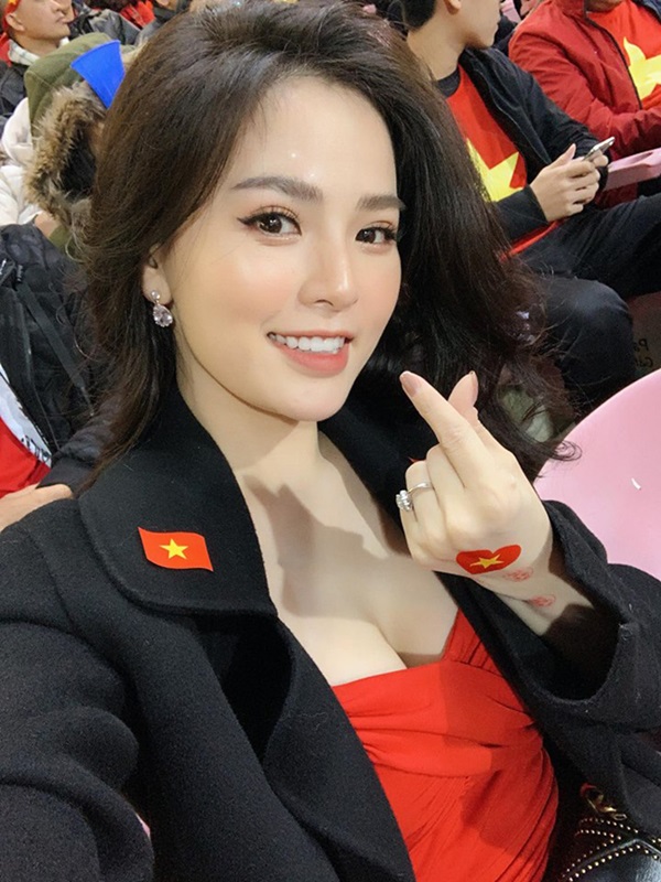 สะกดคนทั้งสนาม !! สาว ๆ กองเชียร์ทีมชาติเวียดนาม ในศึกฟุตบอลโลก 2022 รอบคัดเลือก 7